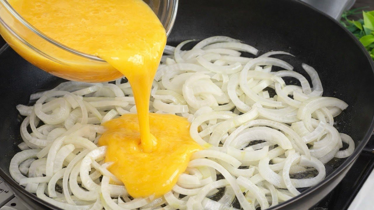Zwiebeln mit Eiern – schmeckt besser als Fleisch! Omas geniales Dorfrezept