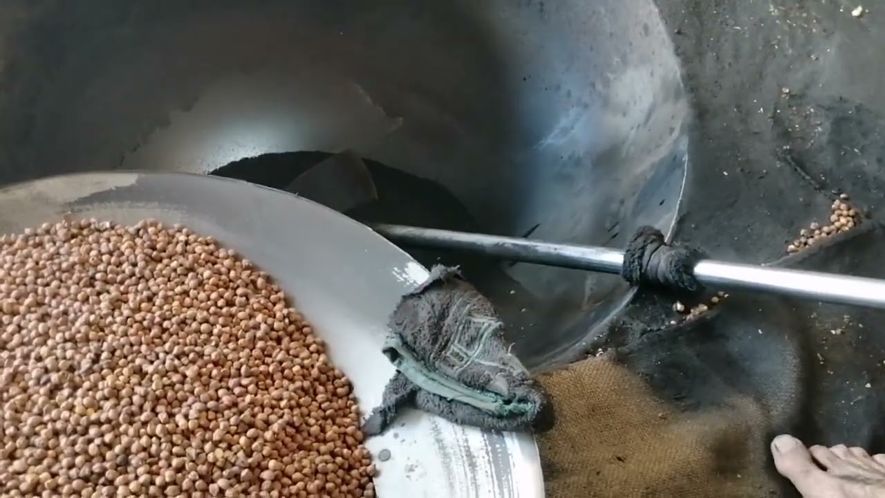 Roasted kala chana Old Technique 🙏 #roasted #karachi #food #streetfood #yt #oldisgold