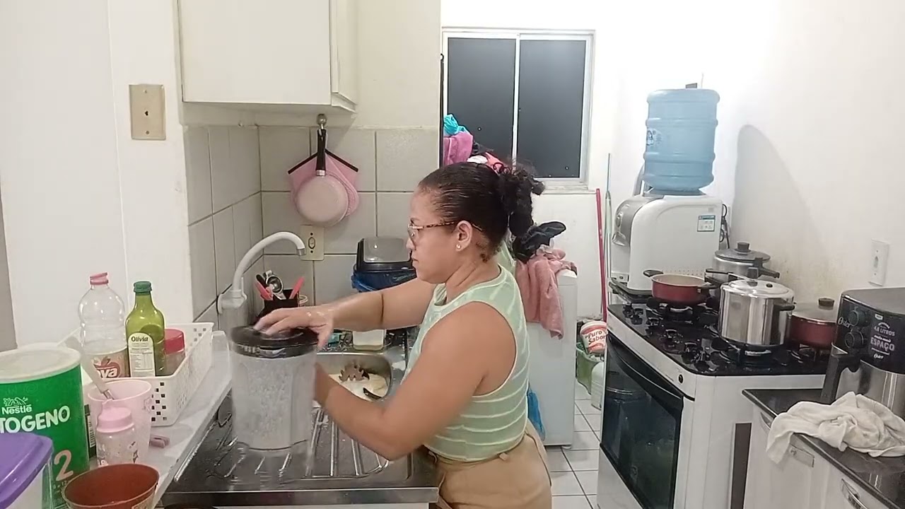 Cuidando da cozinha e fazendo almoço simples