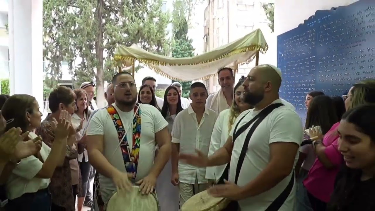 תהלוכה עם מתופפים ושופרות לעליה לתורה | גלעד טויטו