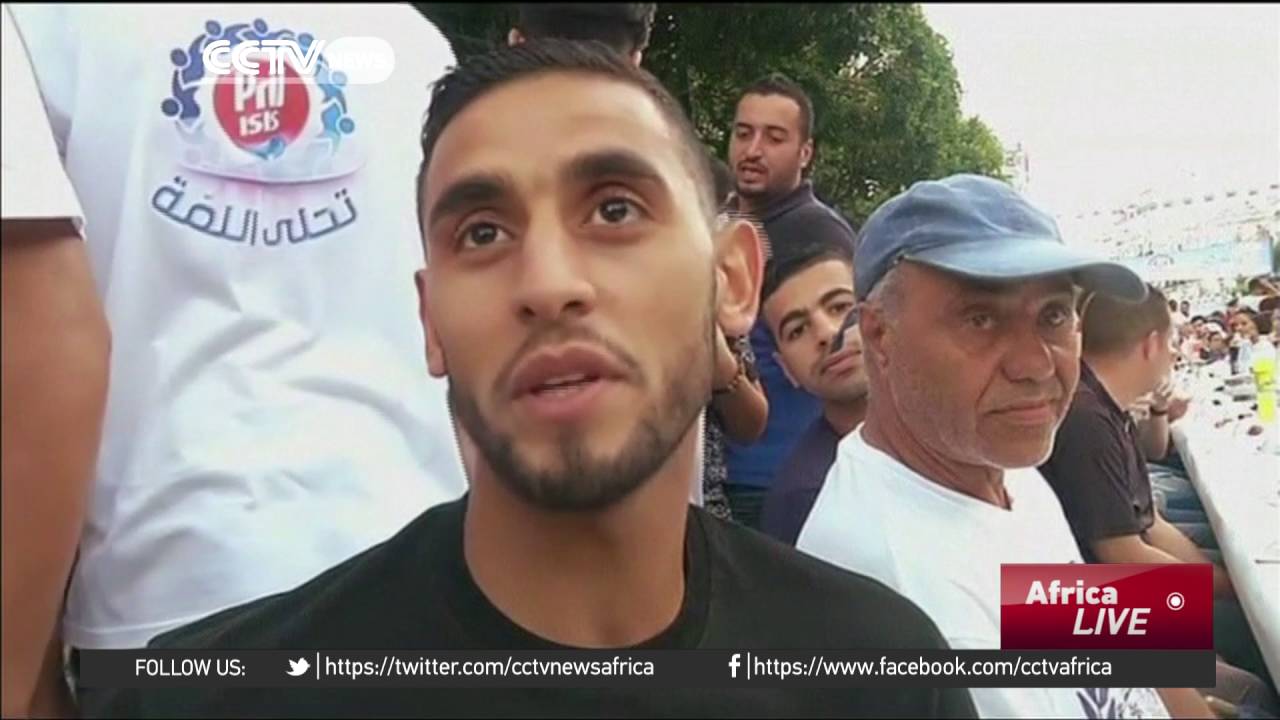 Volunteers in Algiers serving Iftar meals during Ramadan