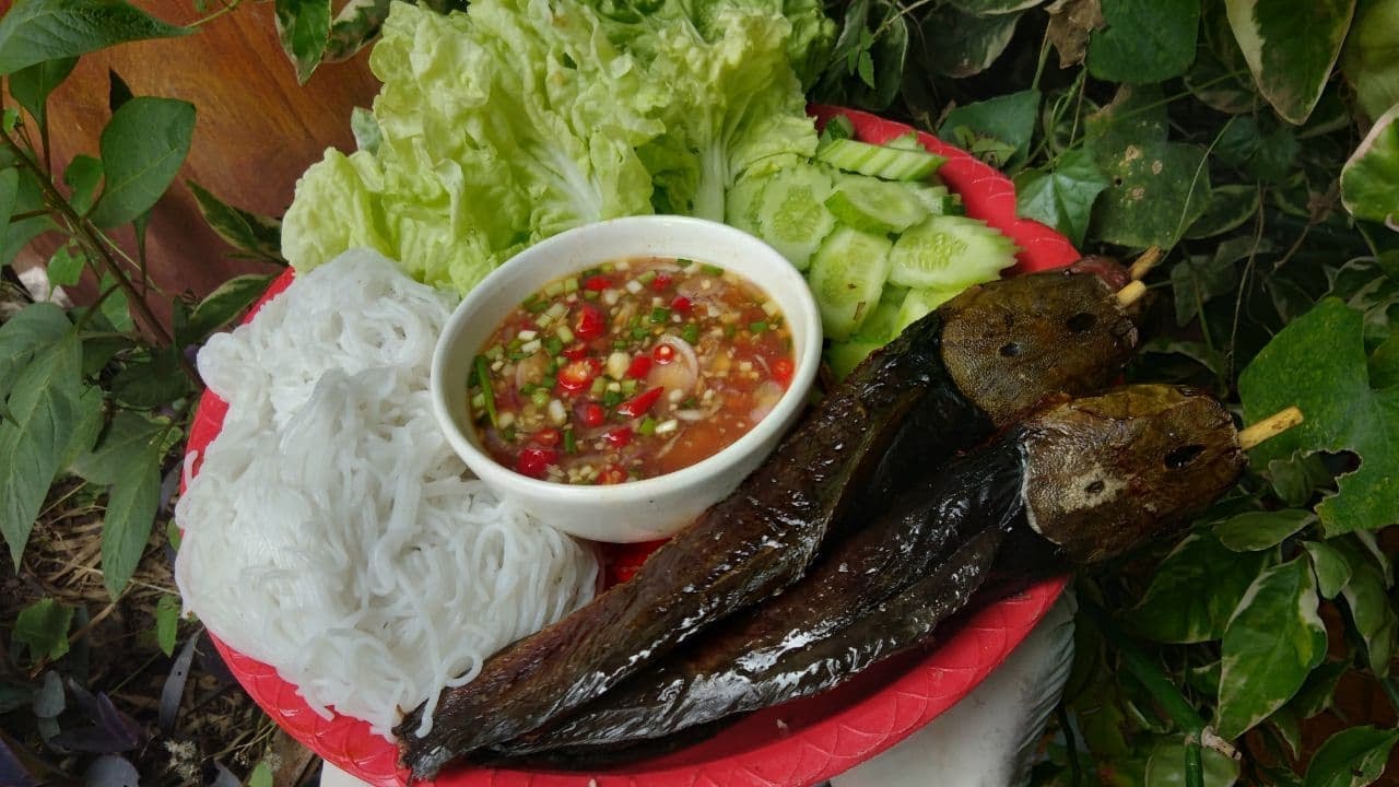 អាំងត្រីអណ្តែងទឹកអំពិលទុំ / Grilled Fish with Tamarind Sauce