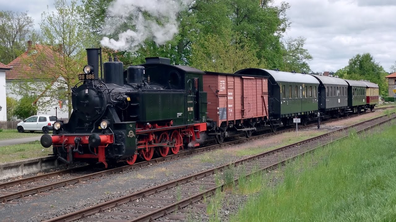 Saisonbeginn beim Rhönzügle am 4.05.2025 mit BR 98 886 zwischen Fladungen und Ostheim