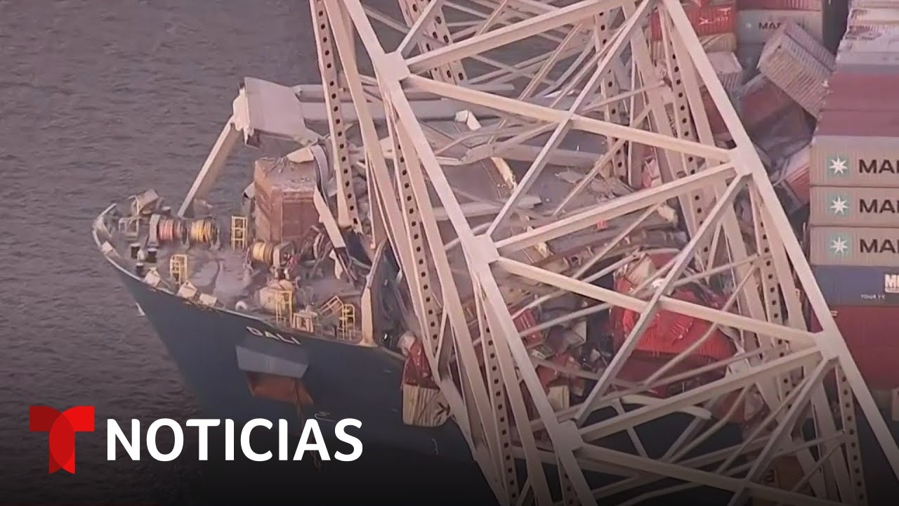 Rescatan a dos personas del agua tras el colapso del puente | Noticias Telemundo