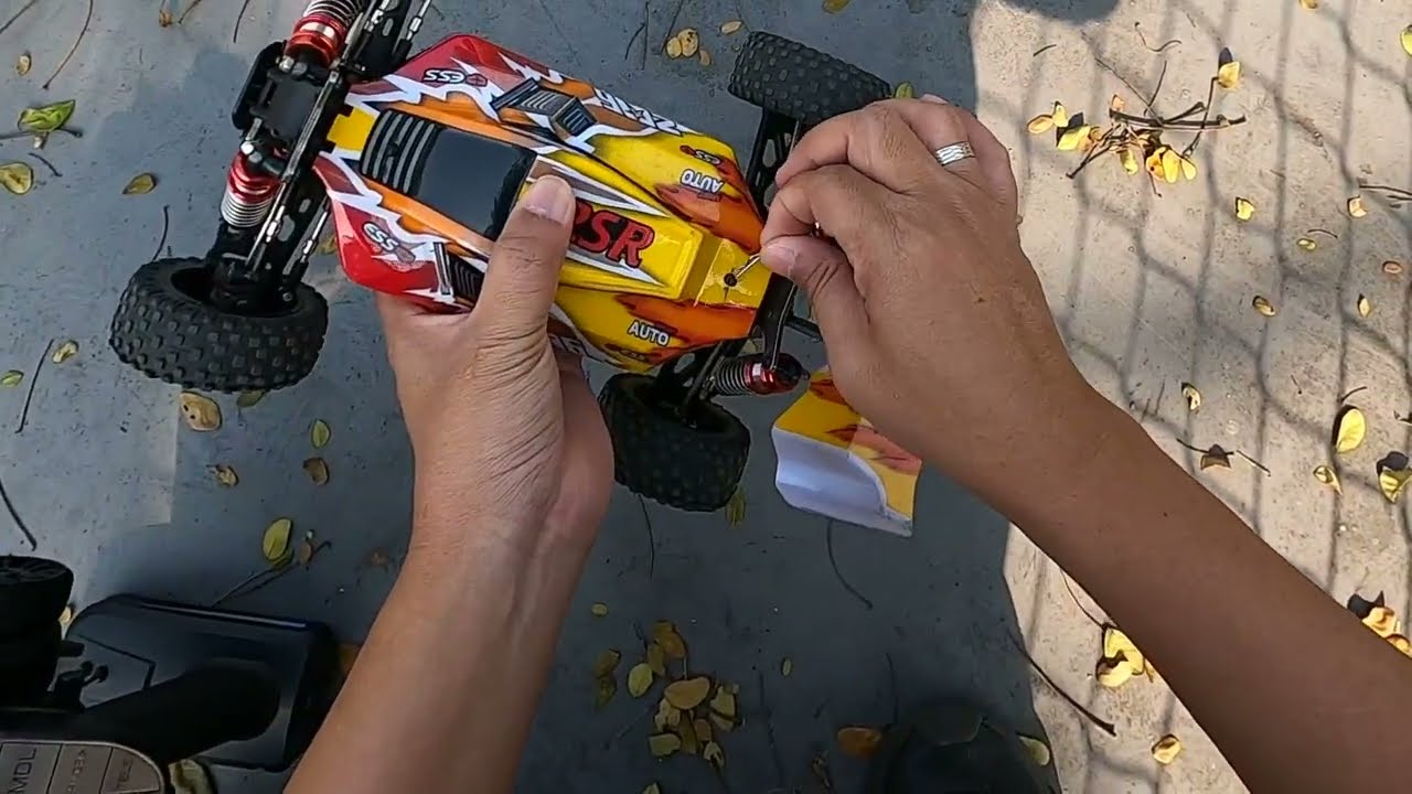 Latihan RC Cars Maen Di Track Lapangan Kantor WLToys 144010