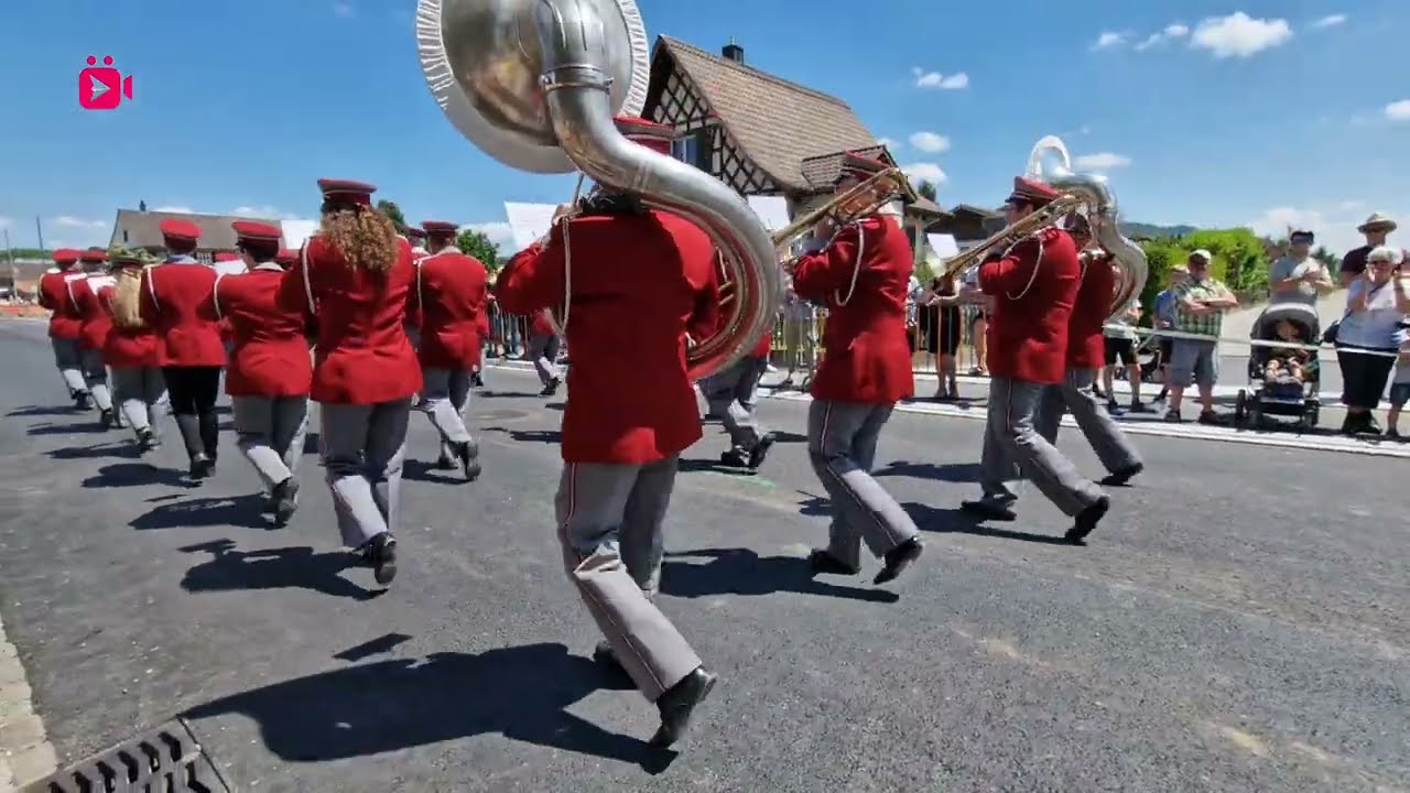 Marschmusik und Marschmusik so weit das Auge reicht