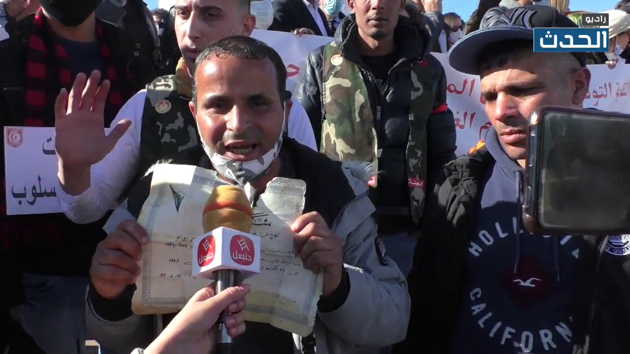 وقفة احتجاجية للأمنيين و العسكريين المعزولين بساحة القصبة