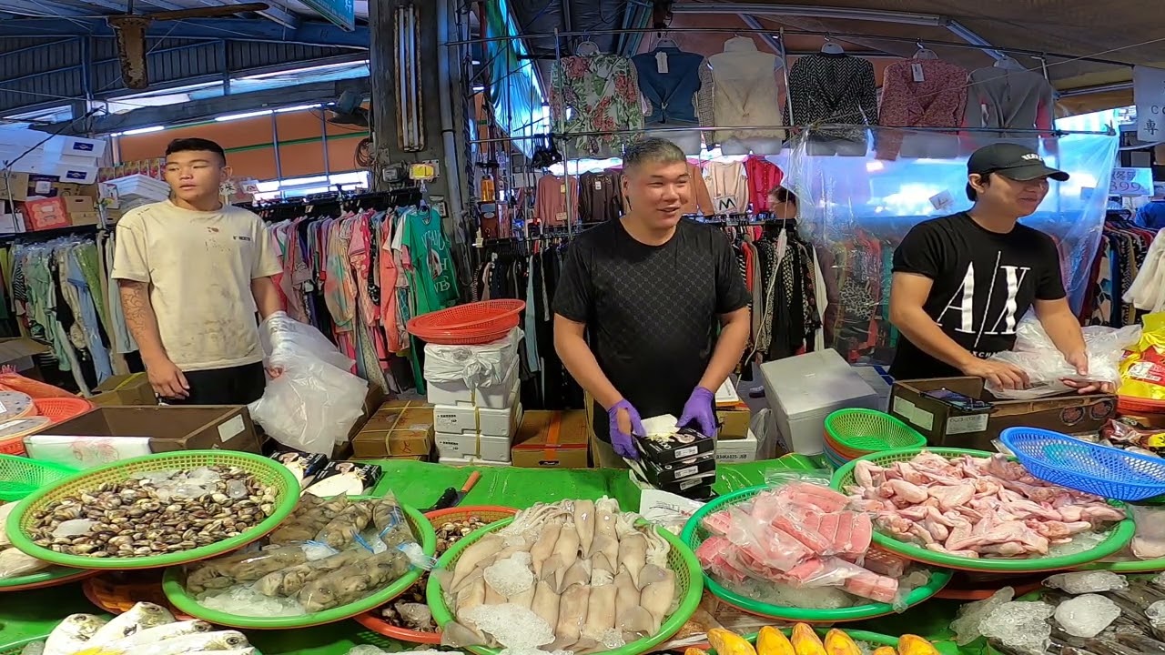 1104 Старшина прославился за одну ночь: покупатели подходили прямо к нему, чтобы спросить, какие ...