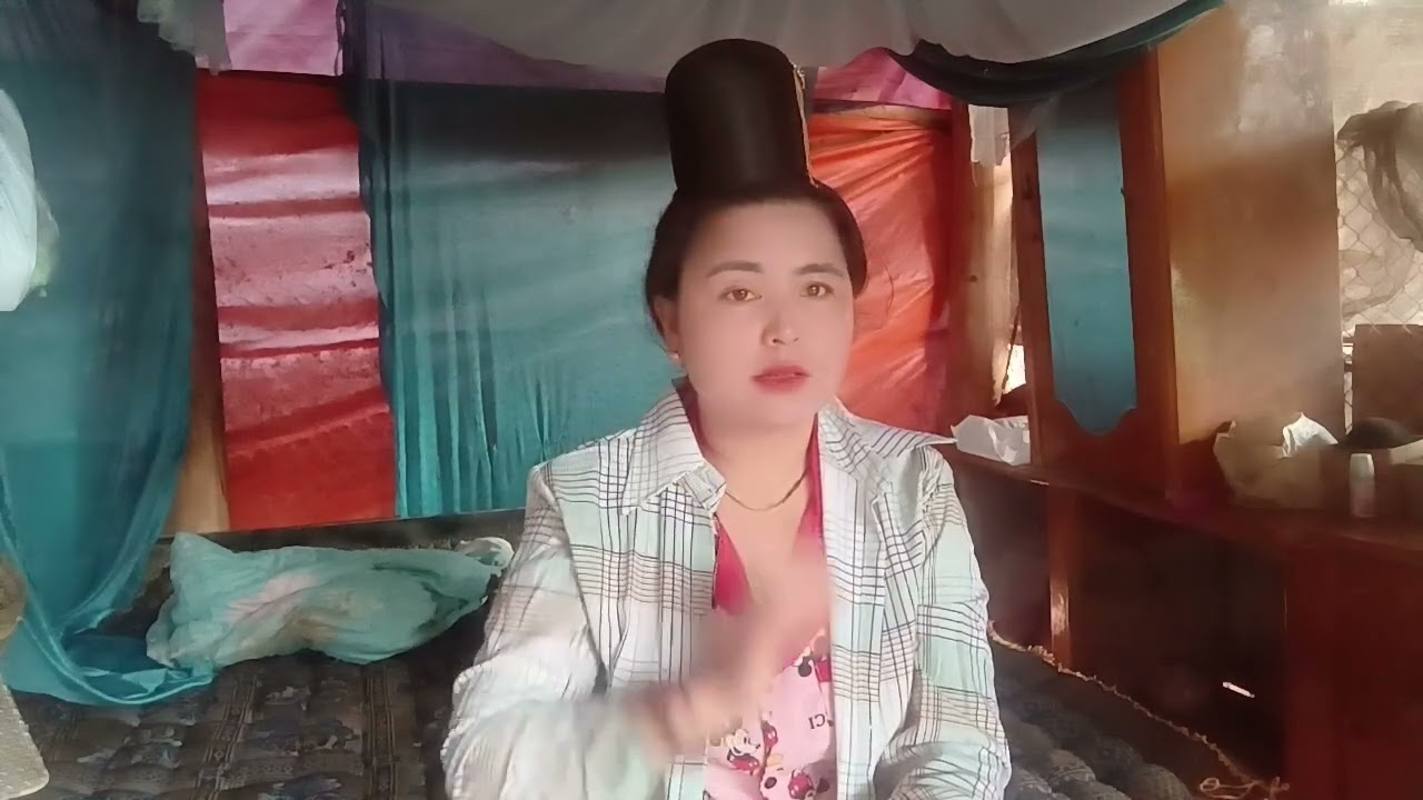 Đang chuẩn đi làm chông gọi điện đến noi chuyện lên video đi mệt 