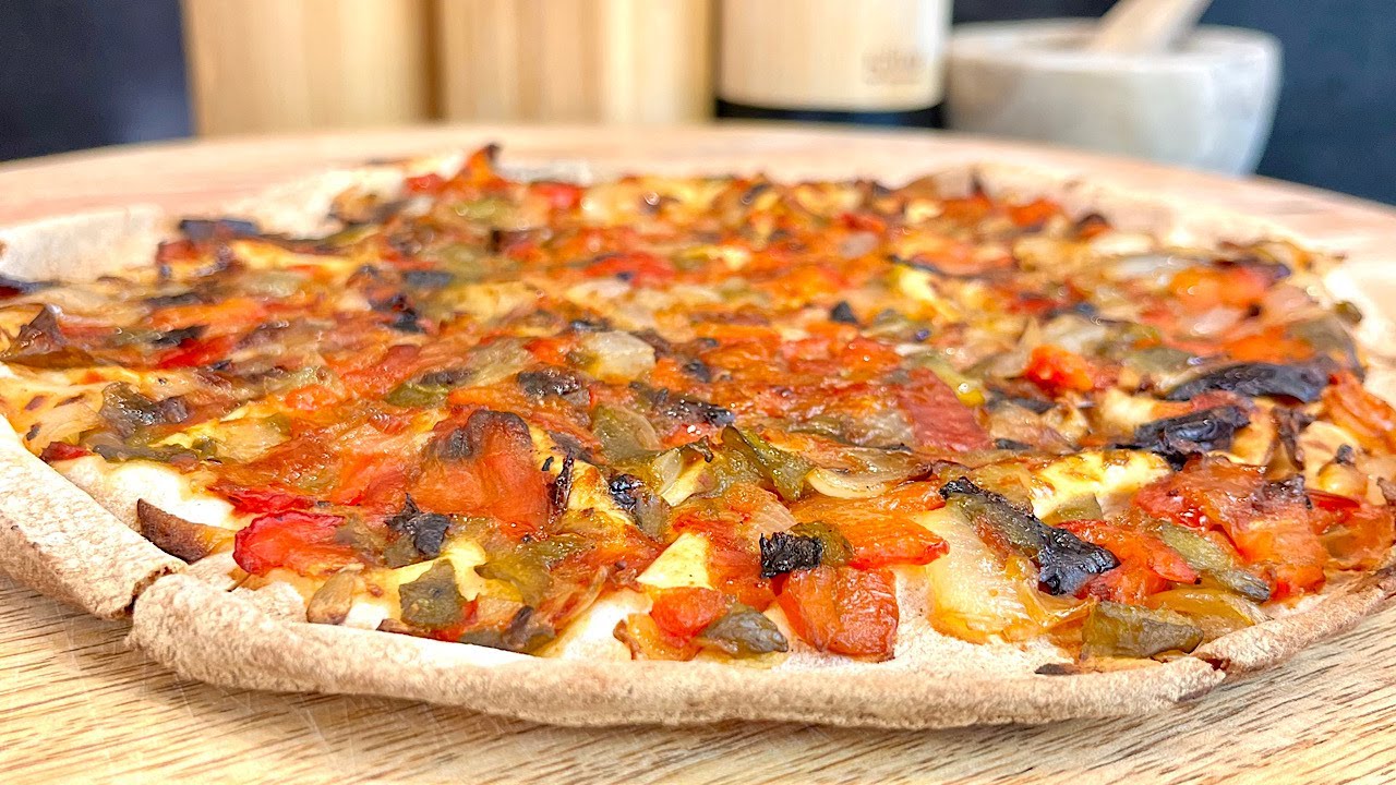 Pizza aux légumes grillés sur pain Libanais