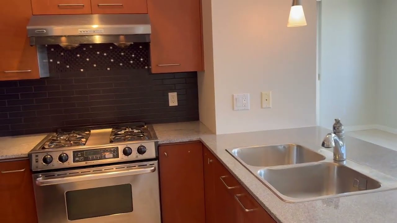 Presidia - Huge Metrotown 756sf 1 Bed 1 Bath Condo 1.5 Block from Skytrain