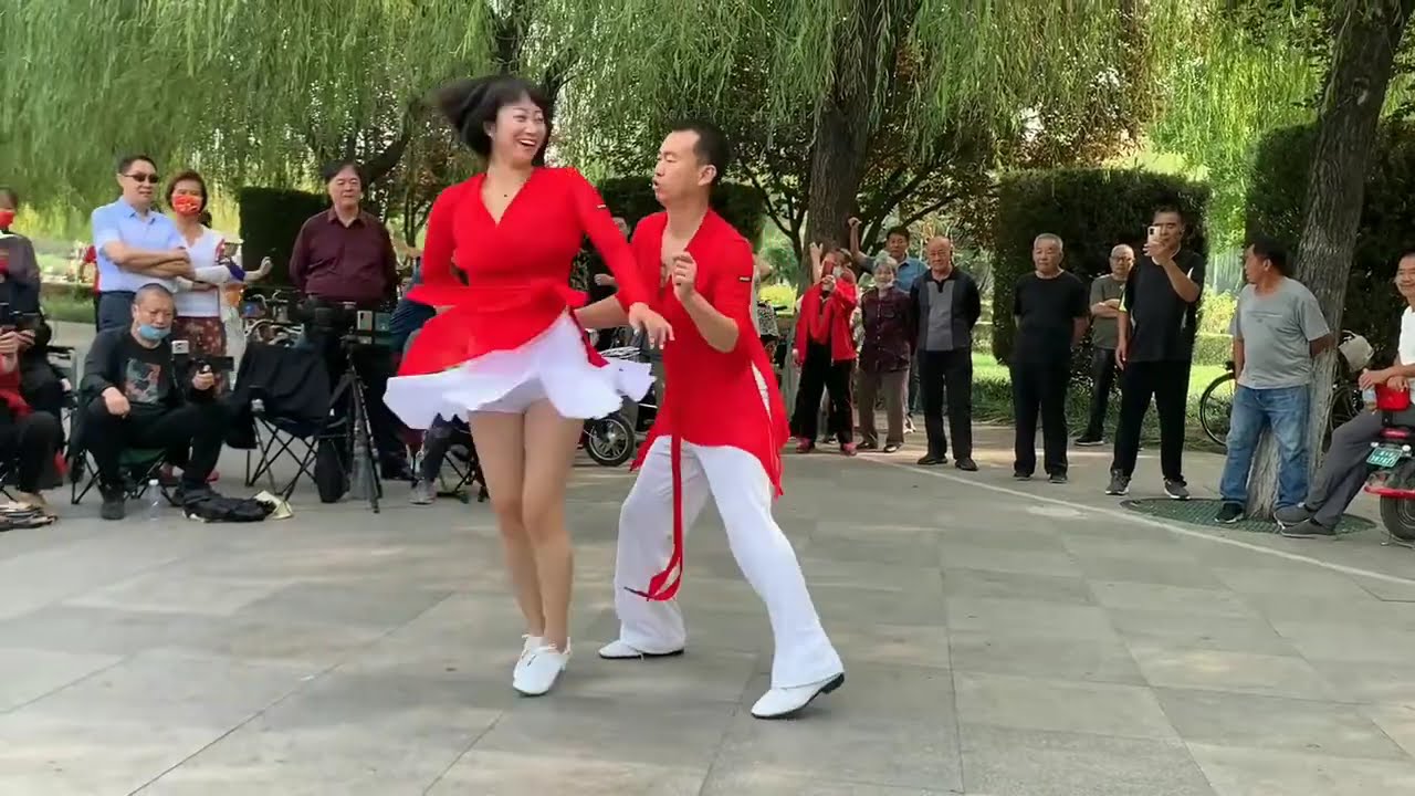 滨芳兄妹表演吉特巴《小桥情缘》，引来众多粉丝围观，真是太美了