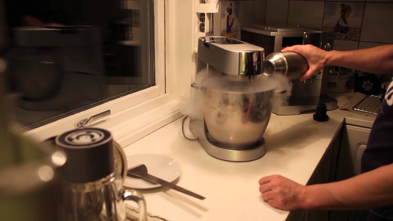 Vaniljeis laget med flytende nitrogen