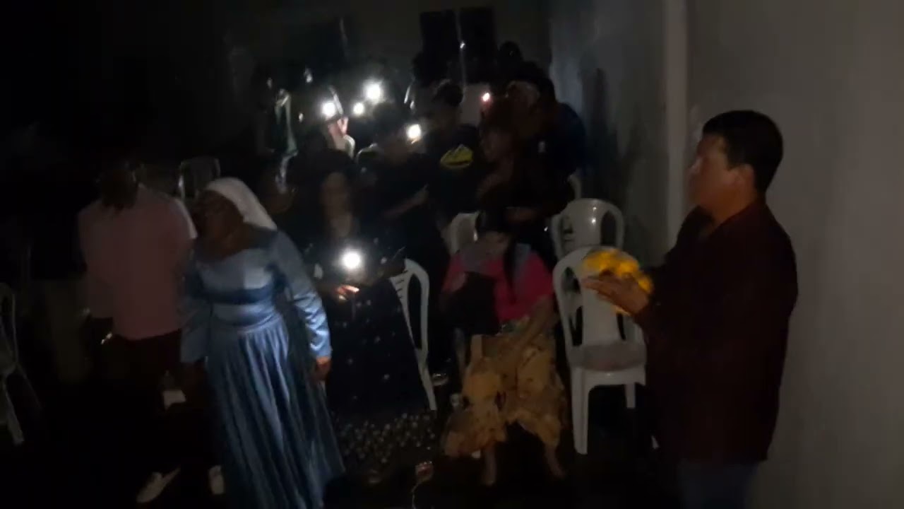 ACABOU A LUZ NO MEIO DO CULTO E IMAGINA OQUE ACONTECEU? O POVO CONTINUOU ADORANDO A DEUS!!! 