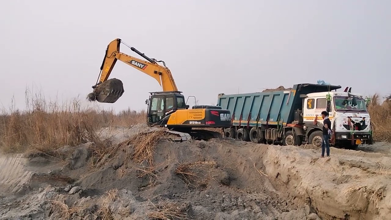 Sany SY210c-9 Machine Dust Loading On Tata Track