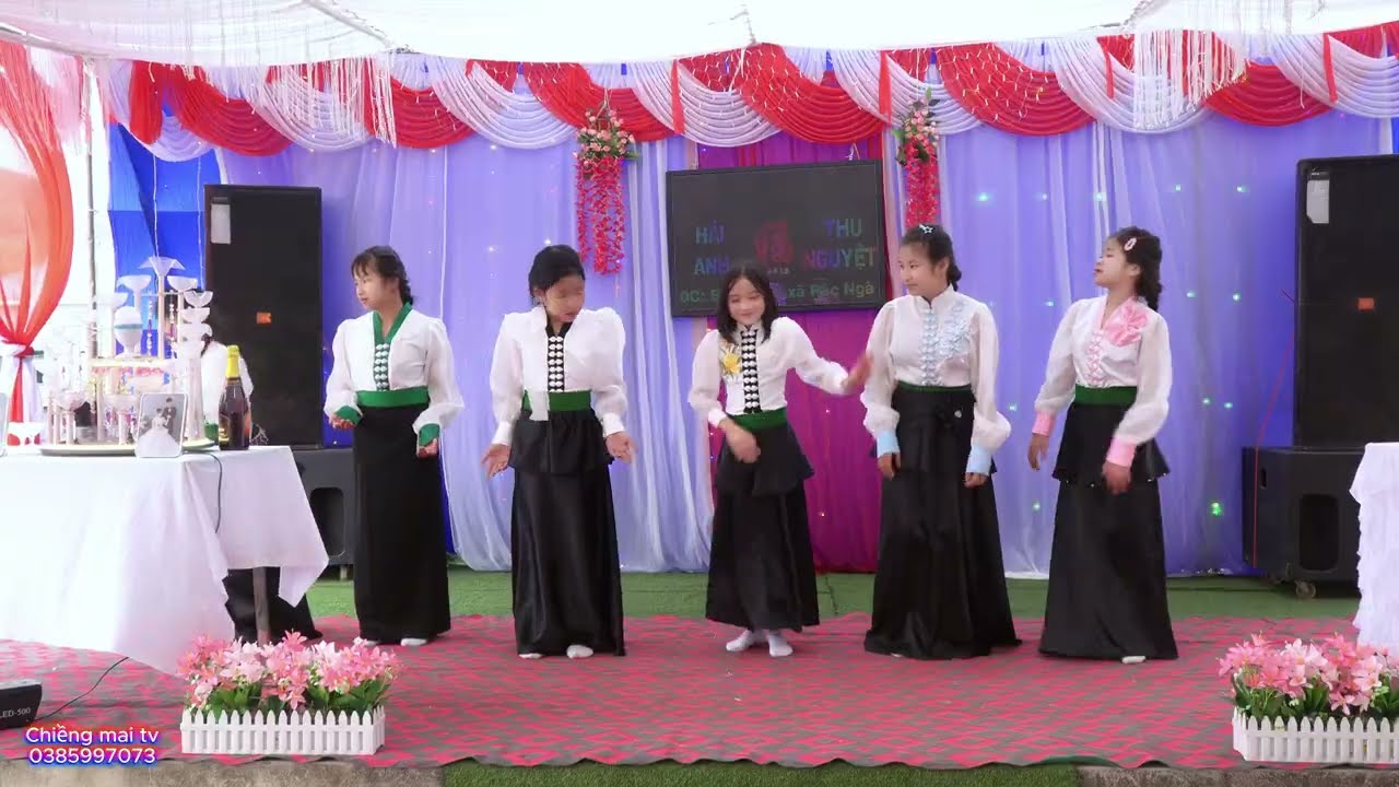 Điệu múa lăm tơi của đvn gia đình tại lễ thành hôn Hải - Thu Nguyệt bản bước xã pắc ngà sơn la