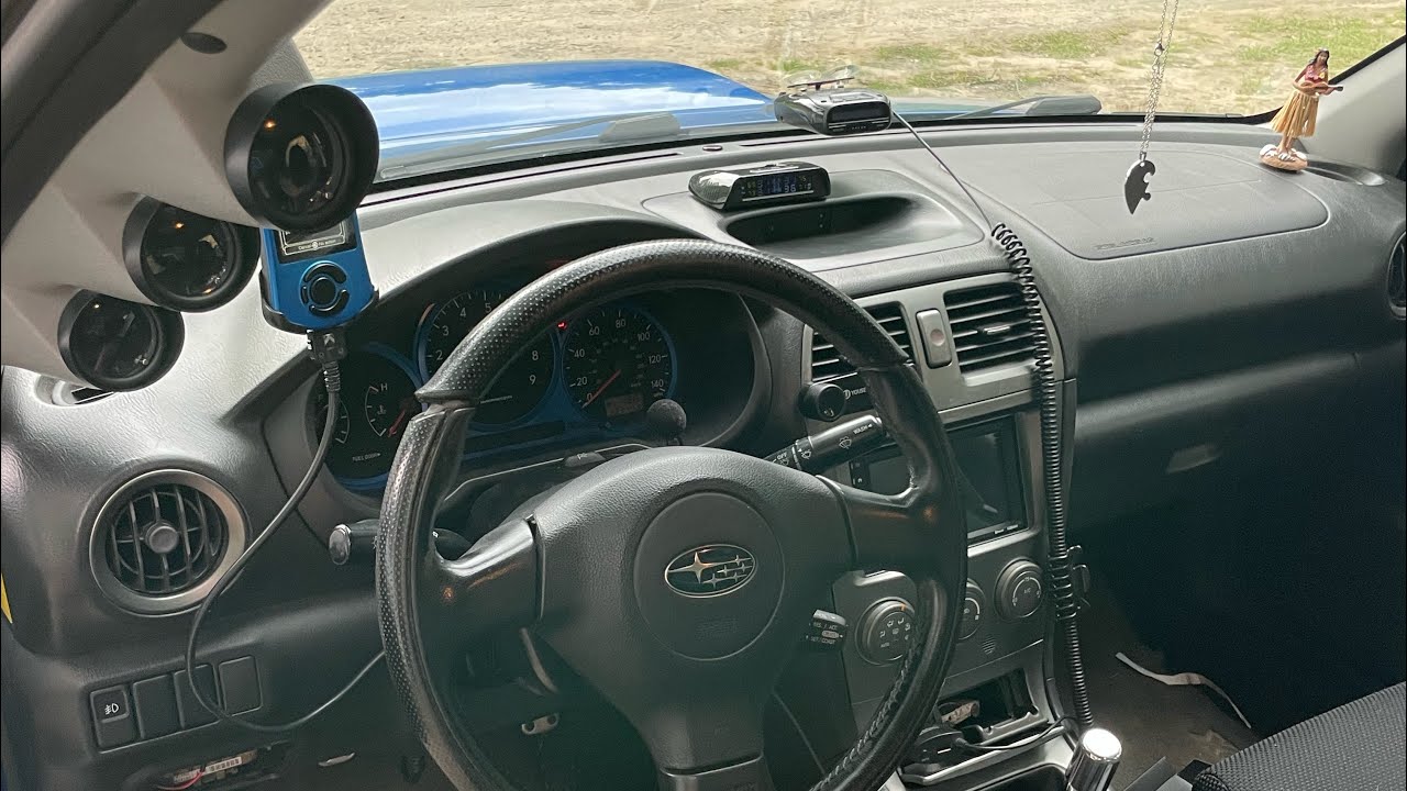 Установка датчиков GlowShift на передние стойки кузова для Subaru Impreza WRX/STI 2002-2007 годов...