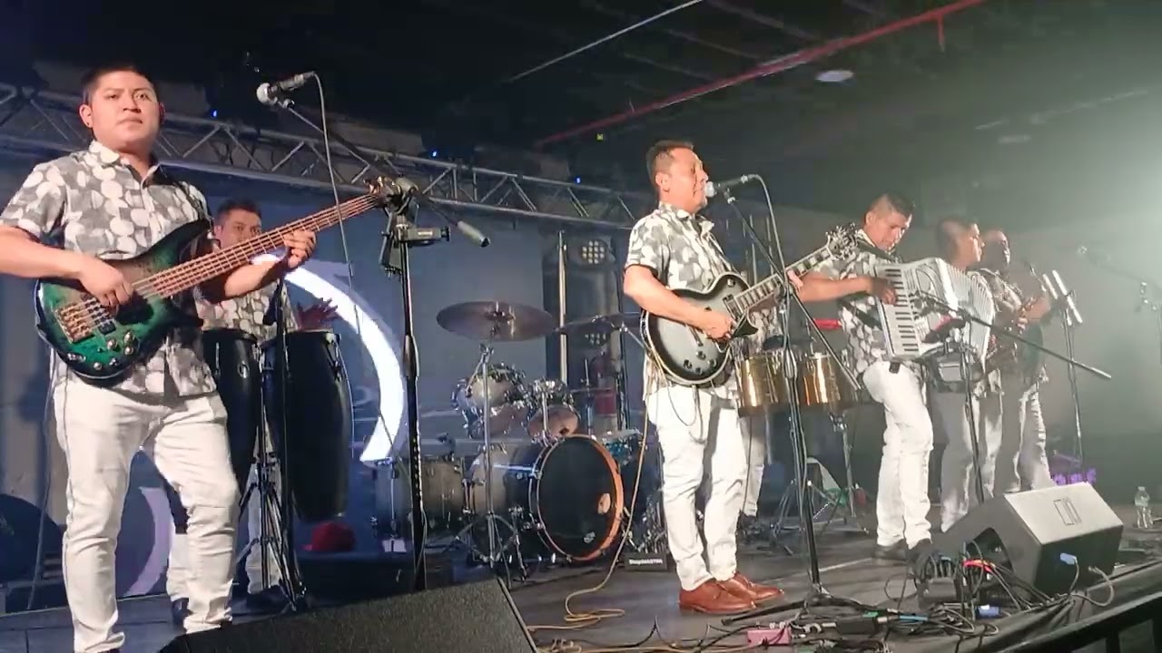 el nuevo conjunto luz azul de jony beltran reyes en Bronx new York salon palenque hall
