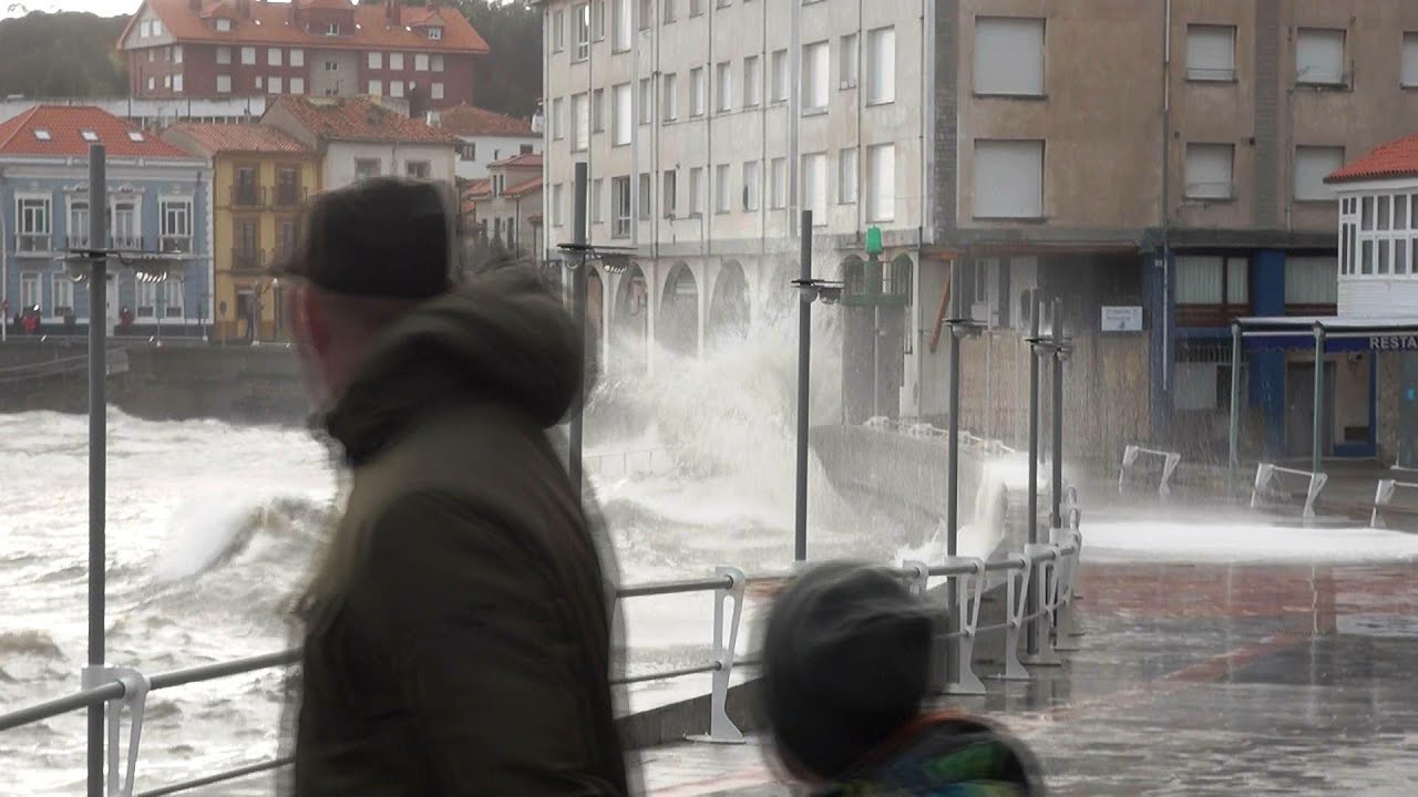 Temporal en Asturias: Enormes olas golpean Luanco - Lluanco