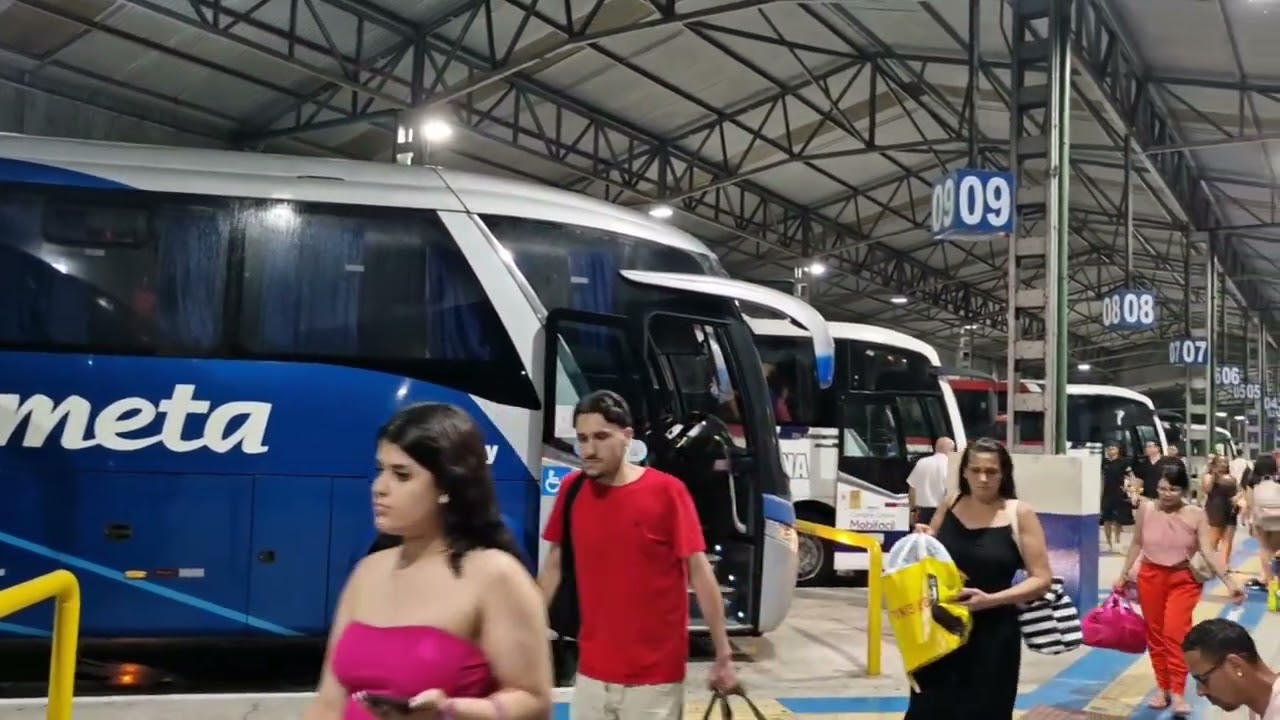 COMO É A MADRUGADA NA PRAIA GRANDE ? MOVIMENTAÇÃO DE ÔNIBUS NA RODOVIÁRIA DA CIDADE