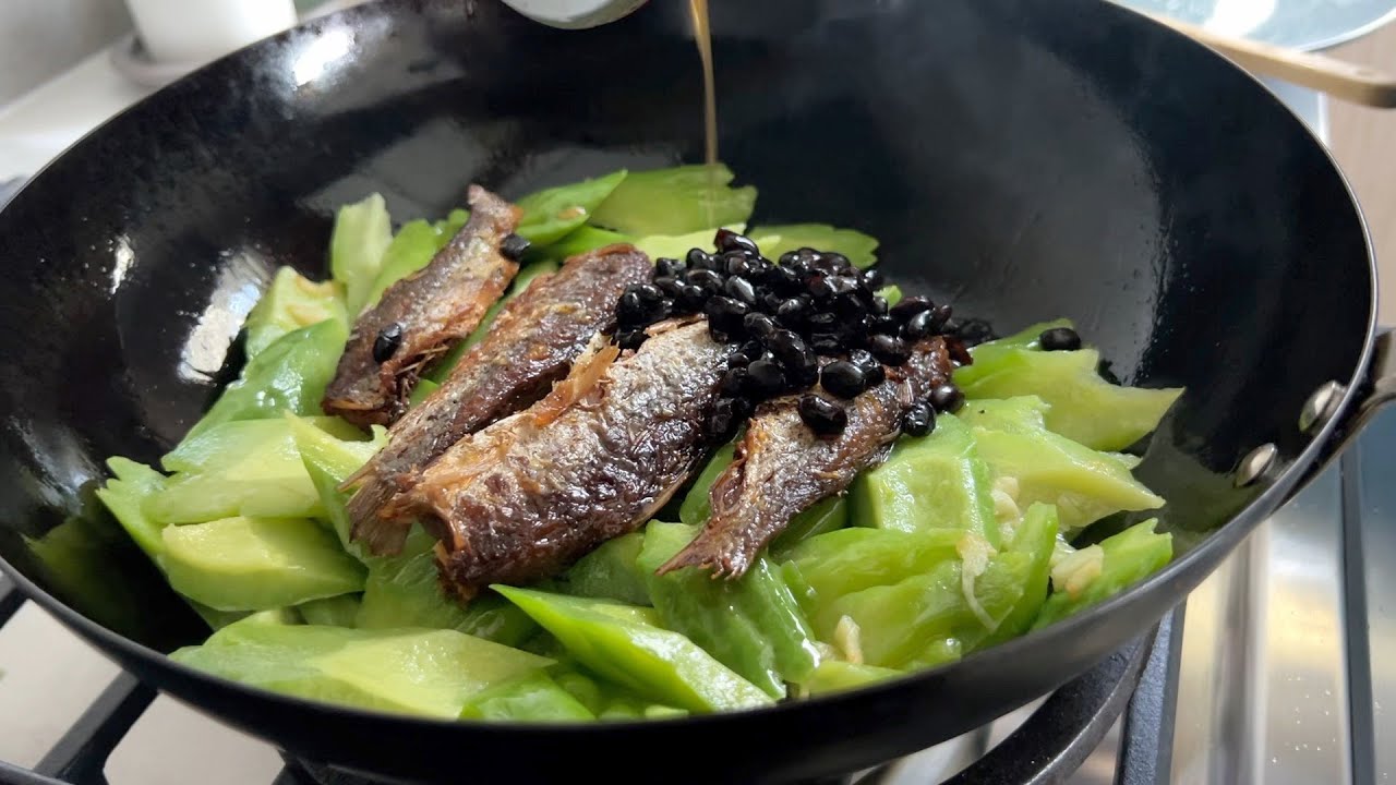 豆豉鲮鱼炒苦瓜 简单到只要两种材料【田园时光美食】
