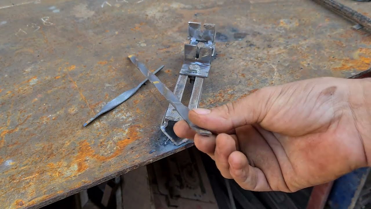 فكرة بسيطة: ثني الحديد؛ أداة ثني المعادن / A simple idea: bending iron; a metal bending tool.