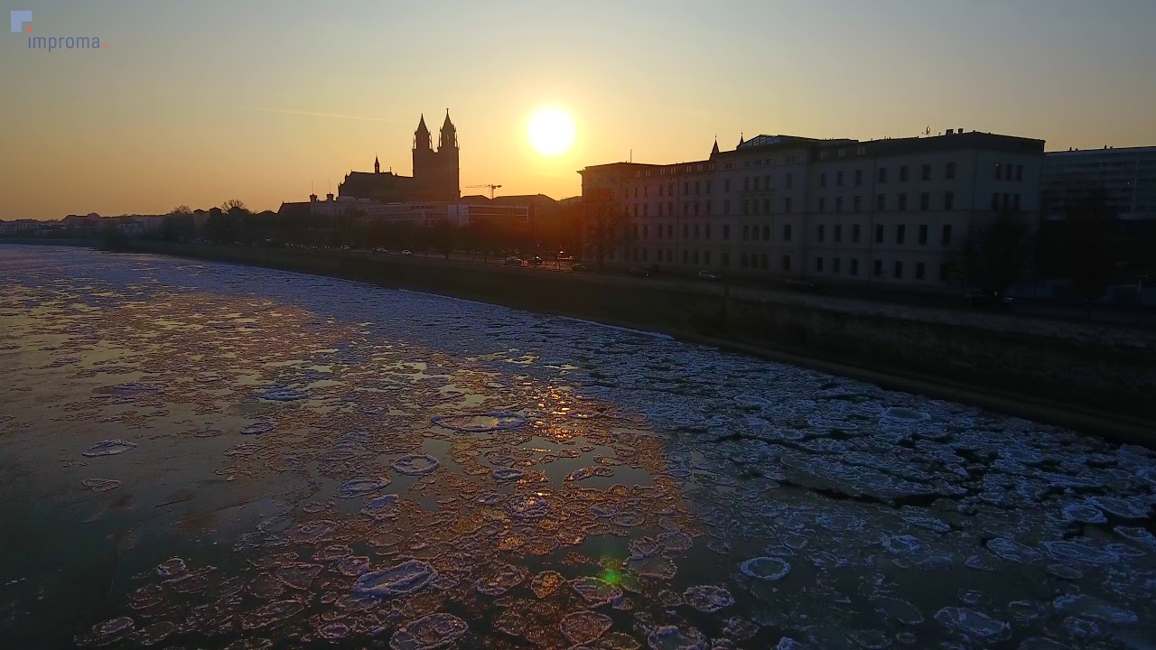Eiszeit auf der Elbe in Magdeburg mit Blick auf den Dom