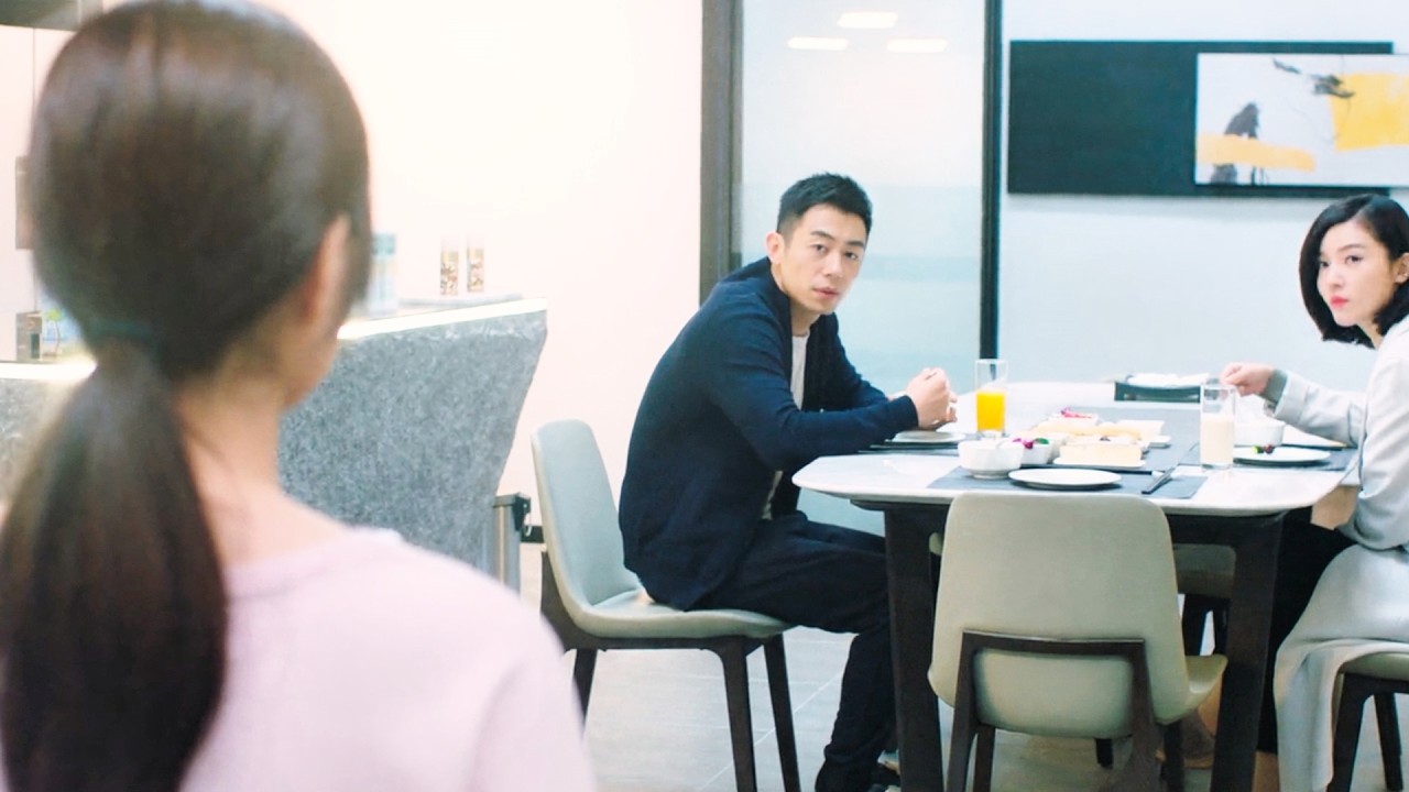 小三在妻子面前勾引丈夫，哪料丈夫根本不理她，牽著妻子出去浪漫【赖猫的狮子倒影】#倫理#家庭#妻子#丈夫#小三