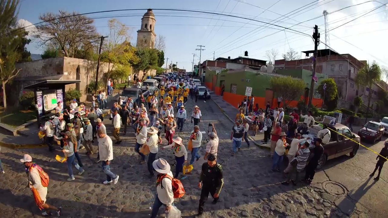 Desfile inaugural del carnaval de charo bajando por la iglesia hacia la plaza