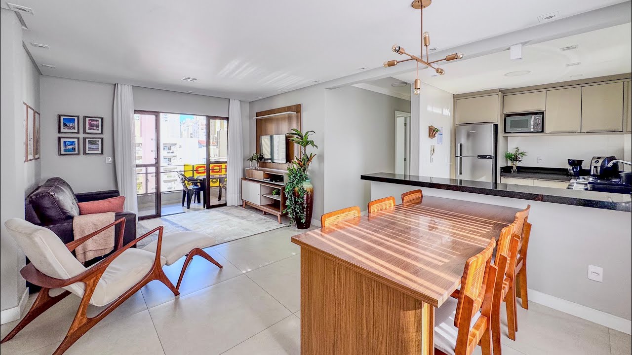 Um legítimo apartamento de verão, a poucos metros do mar em Balneário Camboriú.