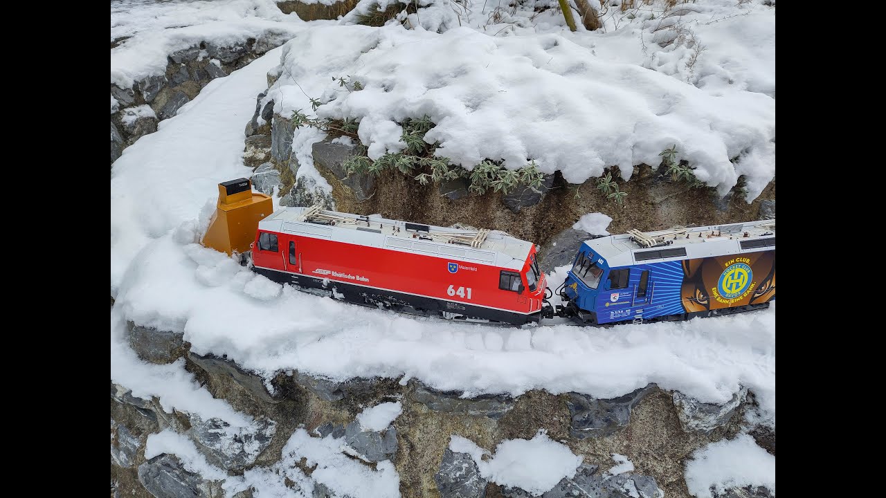 Schneeräumung mit Doppeltraktion auf unserer LGB Gartenbahn mit tierischer Begleitung (Miau)