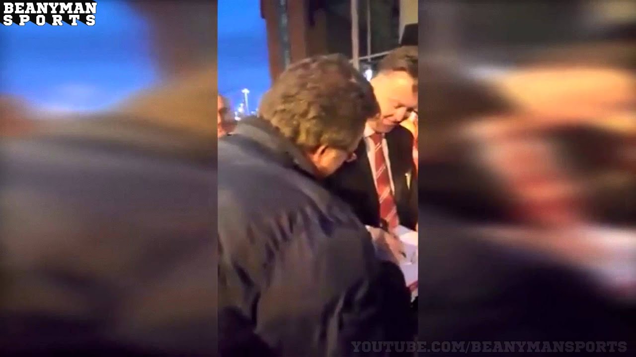 Louis van Gaal Hilariously Chants His Own Chant 