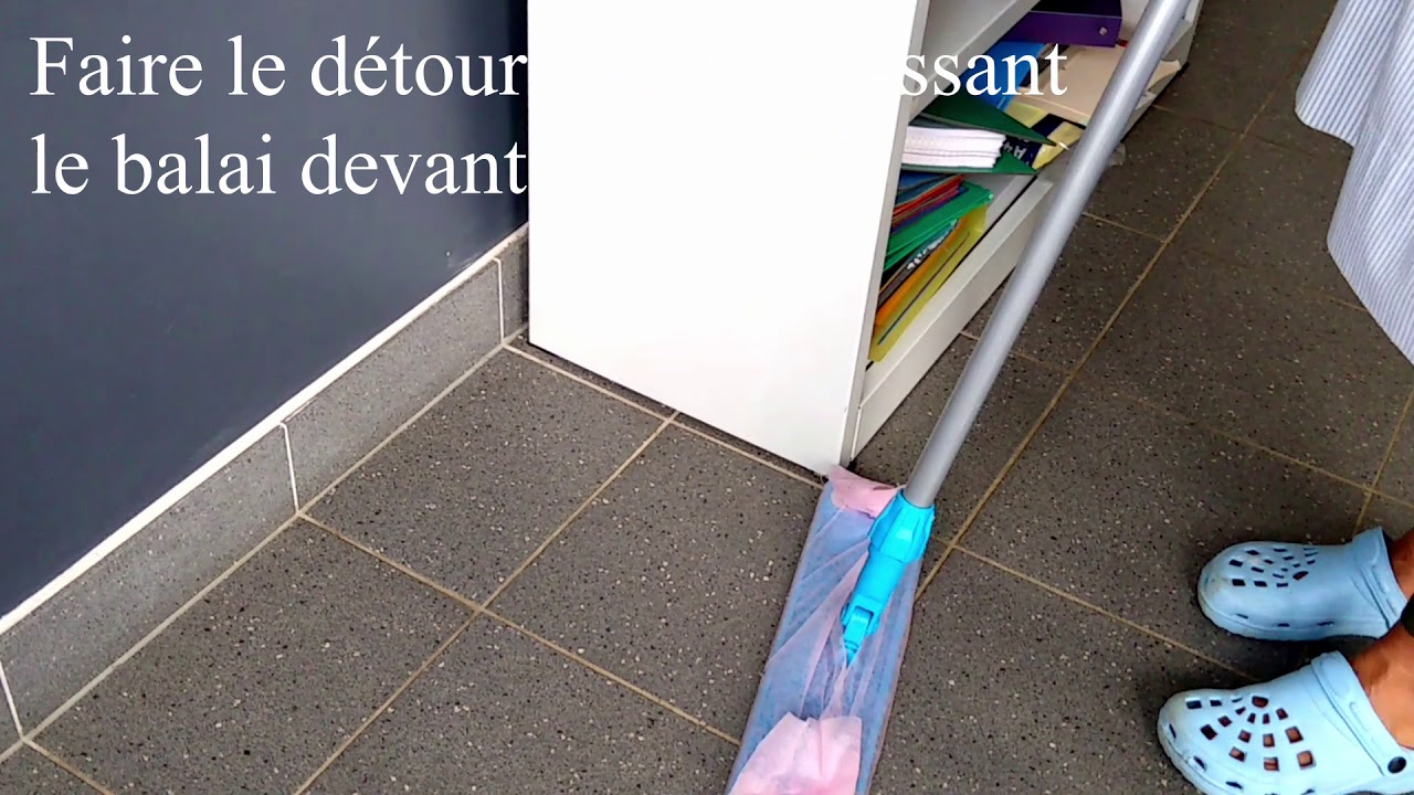 Vidéo balayage humide salle encombrée