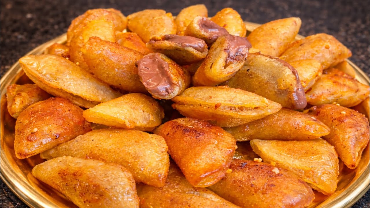 	القطايف المقلية لونها ذهبي وجذاب 