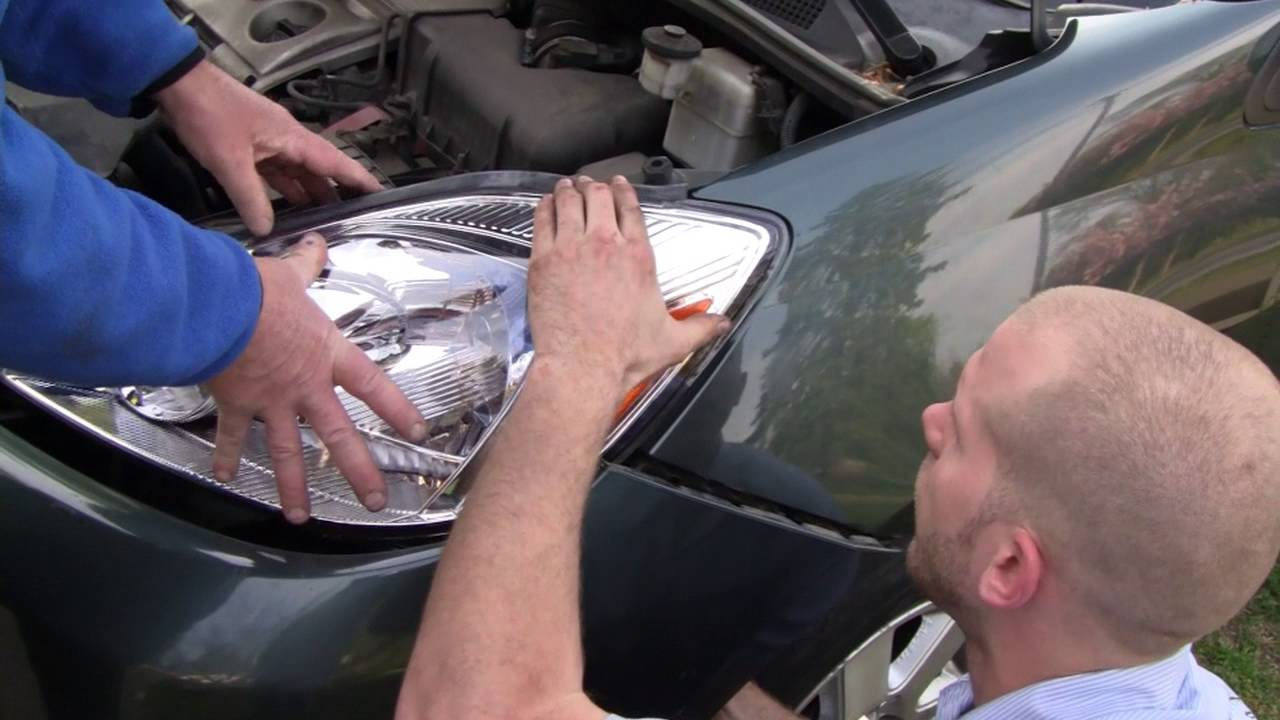 04 - 05 TOYOTA SIENNA HEADLIGHT REPLACEMENT