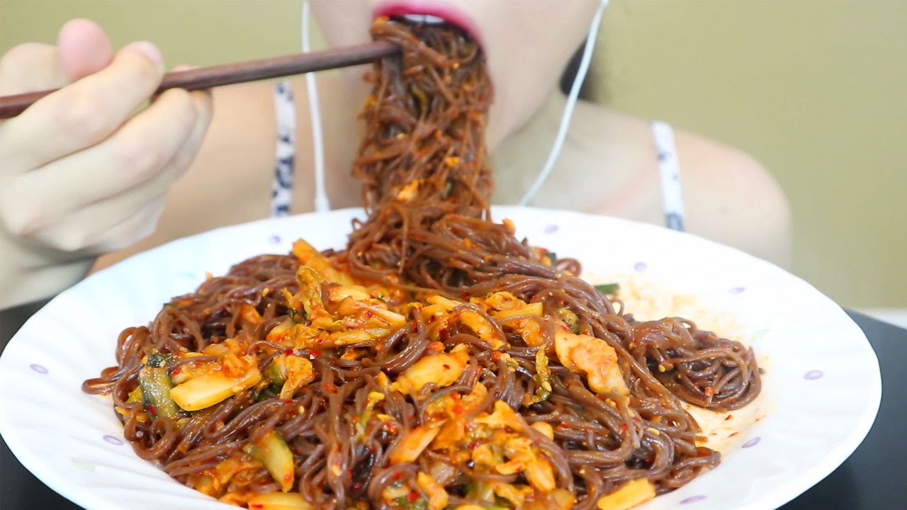 ASMR Spicy Cold Noodles aka Bibim Naengmyeon 비빔냉면 리얼사운드 먹방 | MINEE EATS