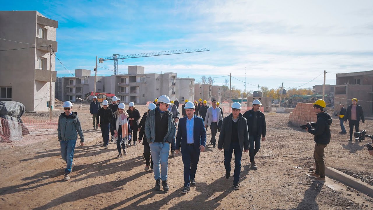 Orrego recorrió un barrio clave de Capital que ya tiene el 70% de avance de obra