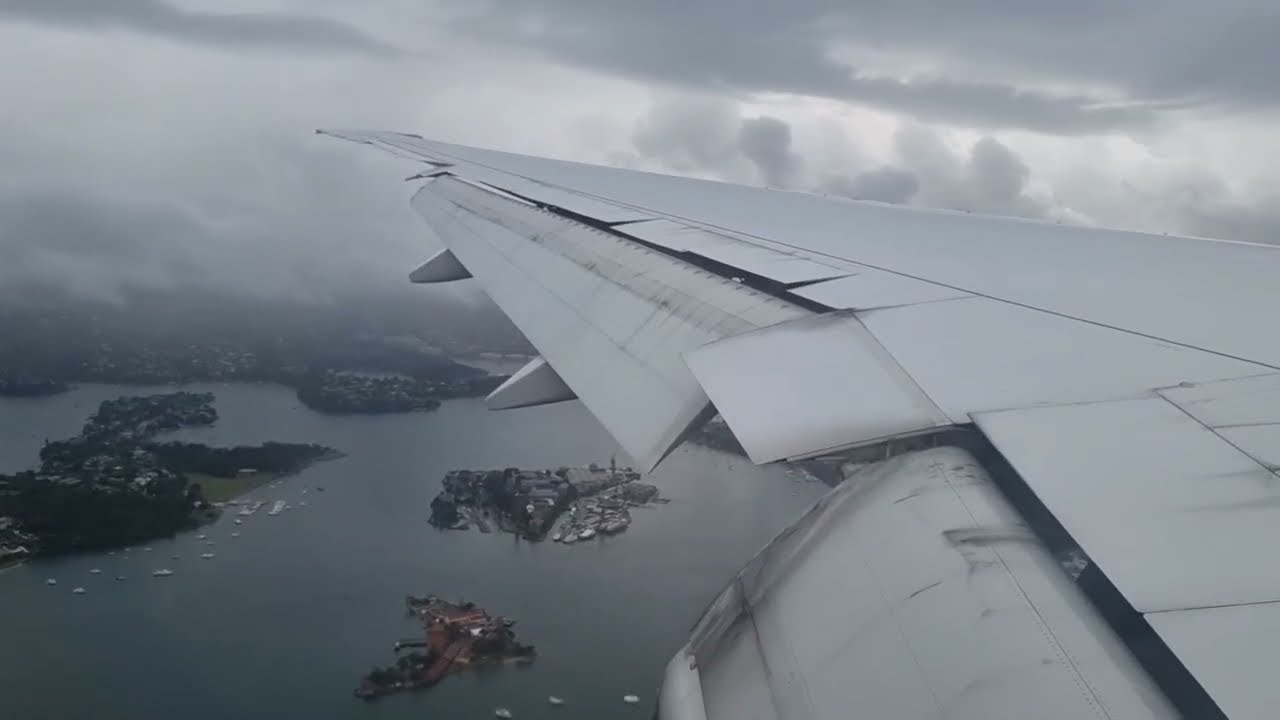 United 777-300ER landing into Sydney