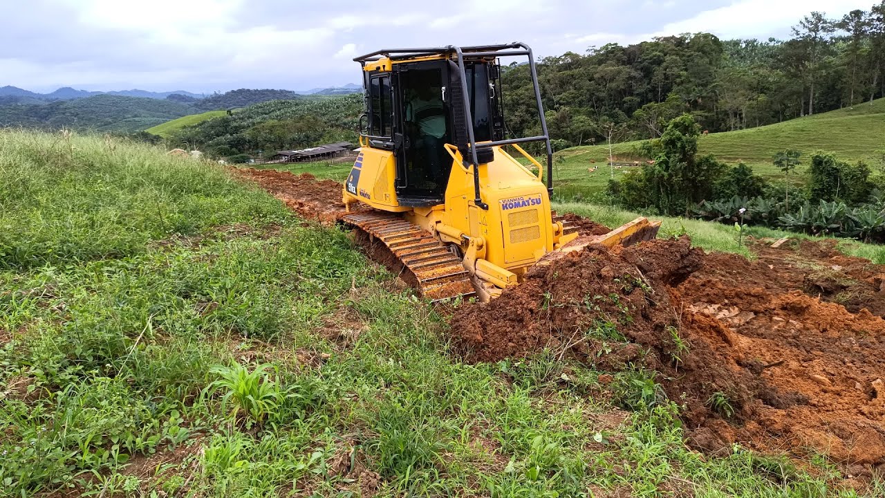 Trator de esteira D51 komatsu cortando caminho parte 1