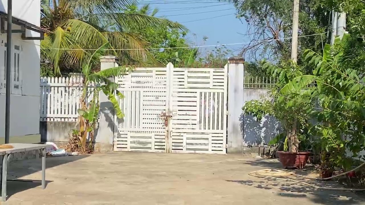 Con đường này tuần nào cũng có 1-2 chuyến như vậy.