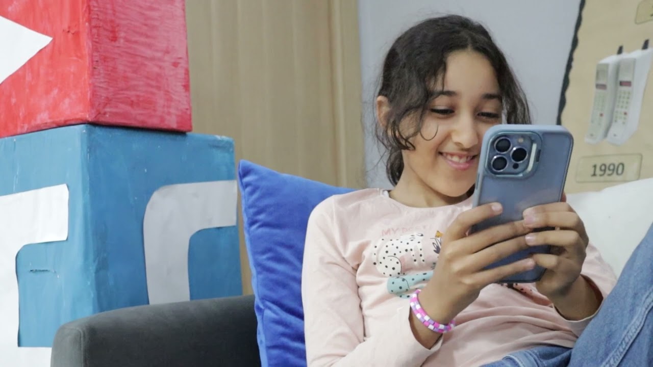 مسرحية صامتة تحسيسية بمخاطر مواقع التواصل الاجتماعي، تحت عنوان 