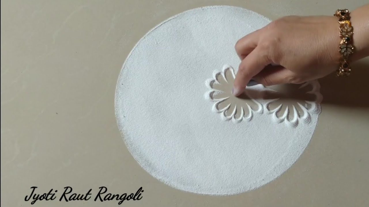काढायची होती दुसरी पण चुकली म्हणून काढली दुसरी by Jyoti Raut Rangoli