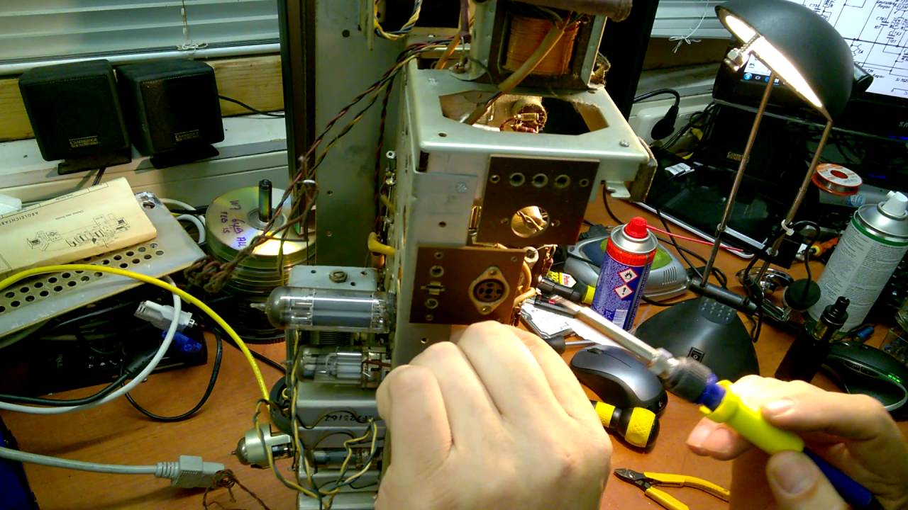 Radio reparatie...... kijk en leer hoe het.......kan deel 1