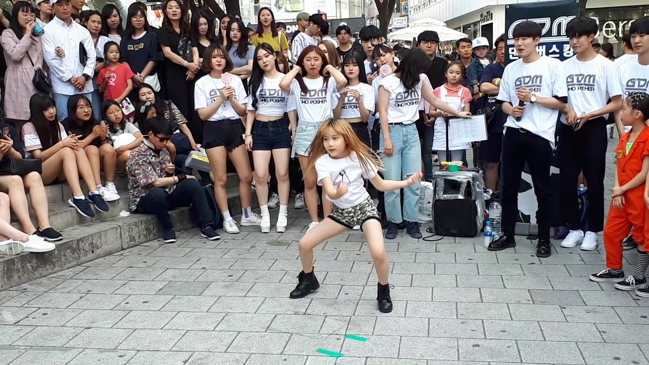 LOVELY LITTLE GIRL "DAYOON"🤗. CUTE TOUCHING PERFORMANCE. HONGDAE BUSKING.
