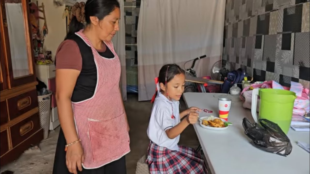 Así atiende Lilian a Tuly cuando llega de la escuela, almorzando pepian 🥘
