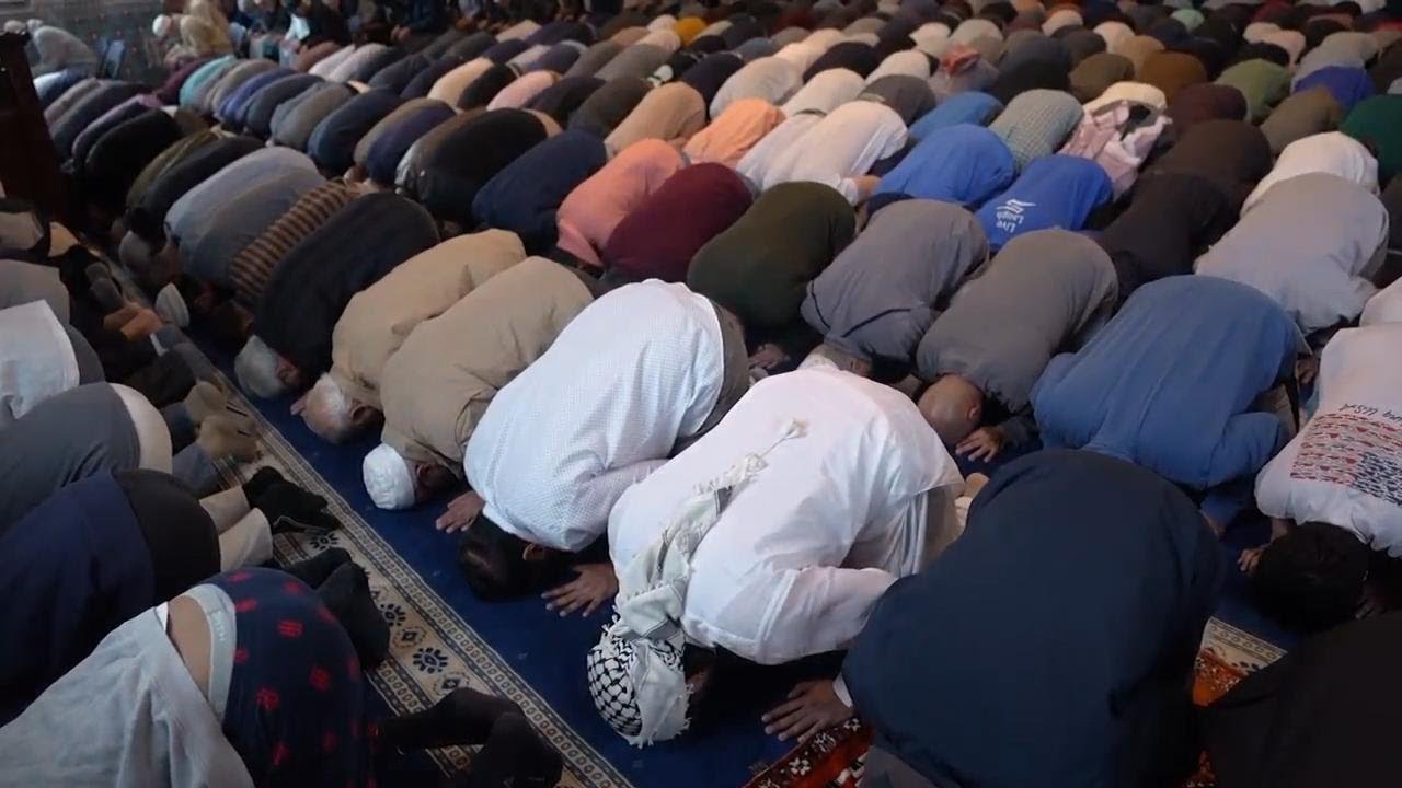 Ramadan prayers take on somber tone as the Israeli-Hamas War rages
