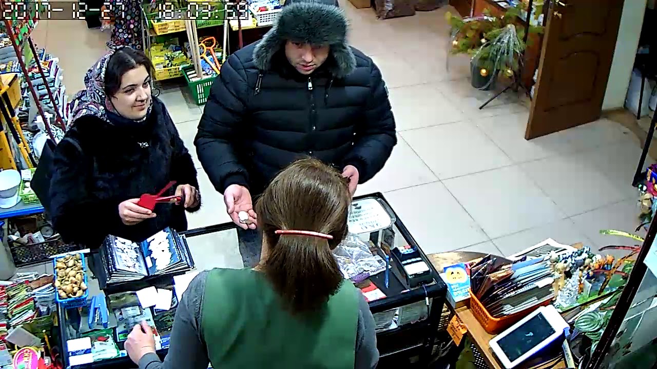 Цыгане разводят продавца на кассе. Продавец устояла! Gypsy deceives the cashier, hides the banknote.