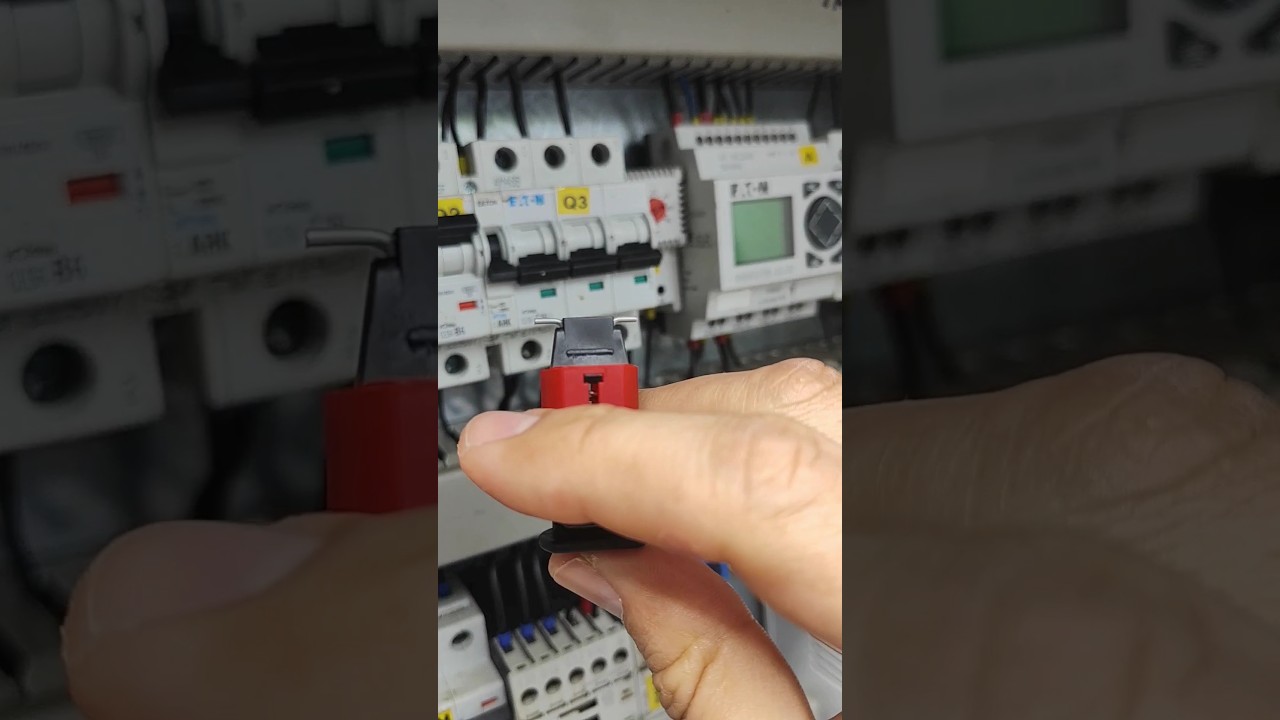 Jak bezpiecznie zablokować wyłącznik MCB⚡Blokada LoTo Pin Out Standard Brady⚡ #elektryk #influencer