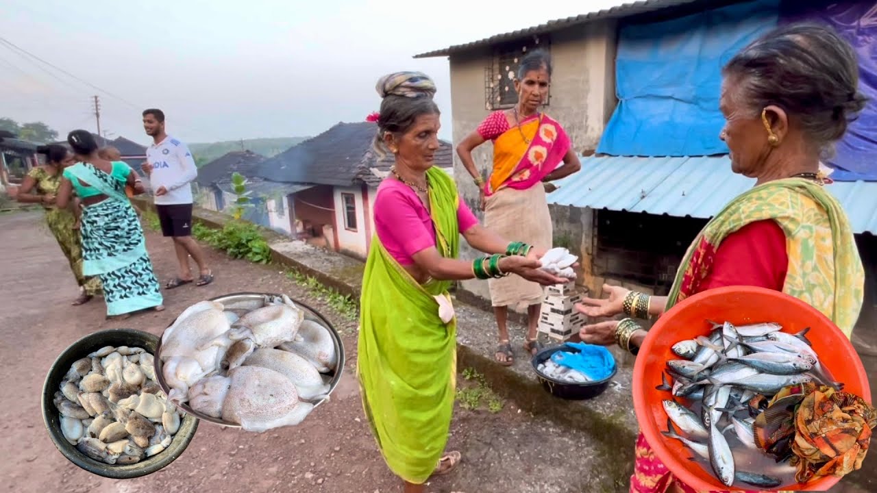 आईने माकल्या आनल्यात विकाय आणि काकी बांगडे घेऊन फिरतय विकायला । कोकणातील सुंदर गाव 🏡भात कापनी सुरू 