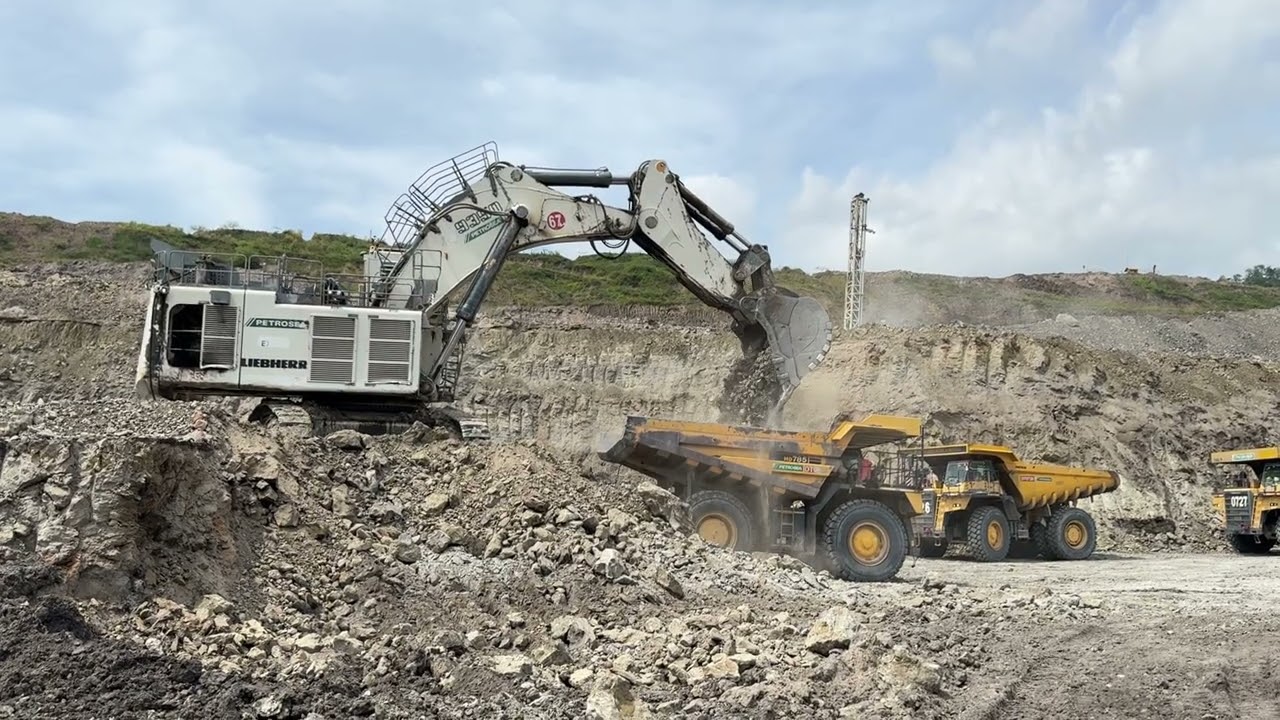 Liebherr Old R9350 Excavator Loading & digging Blast on Hd 785-7 Komatsu Dumper ~ Miningstory 